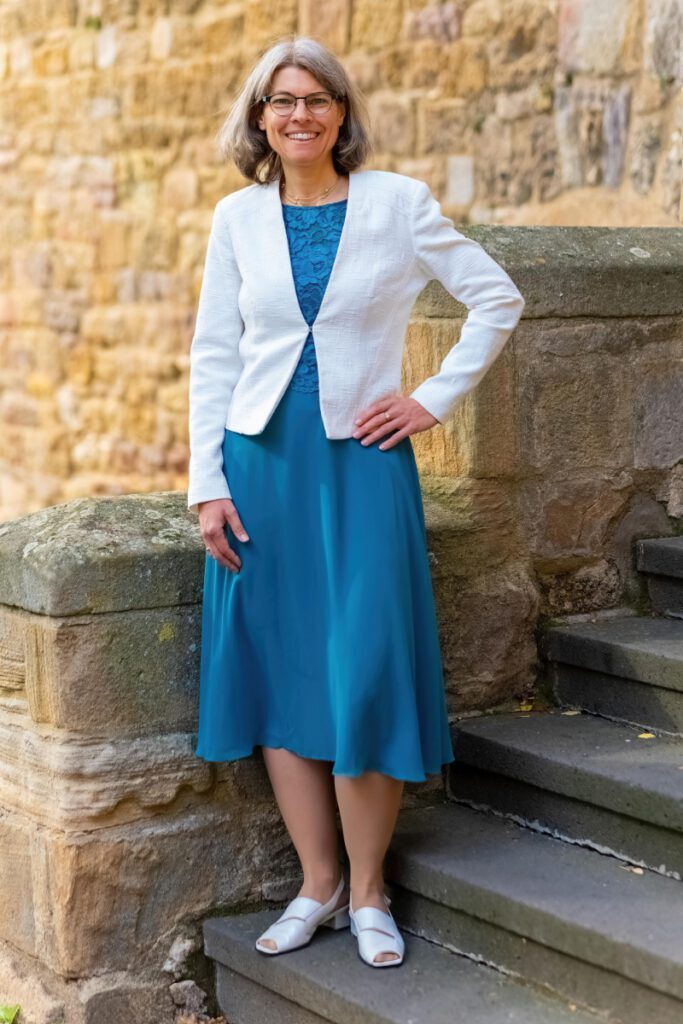 Astrid-Kohlmann-auf-Kirchentreppe