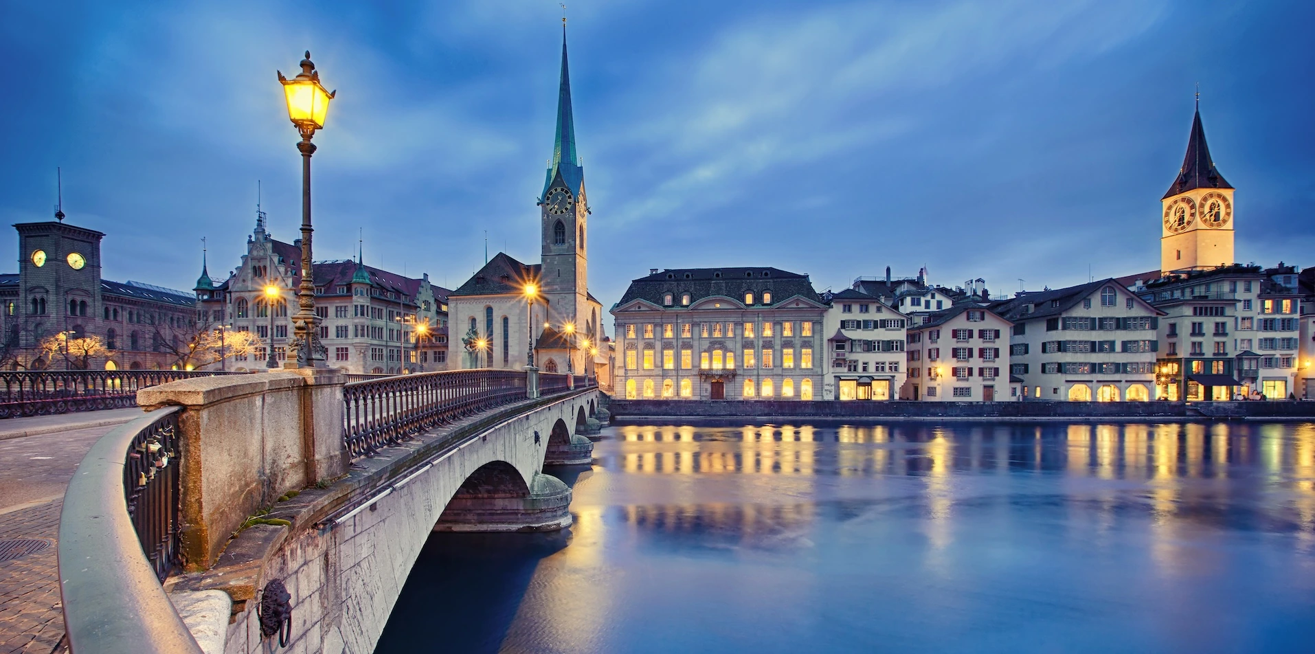 cityscape-night-zurich-switzerland_freepic-com.