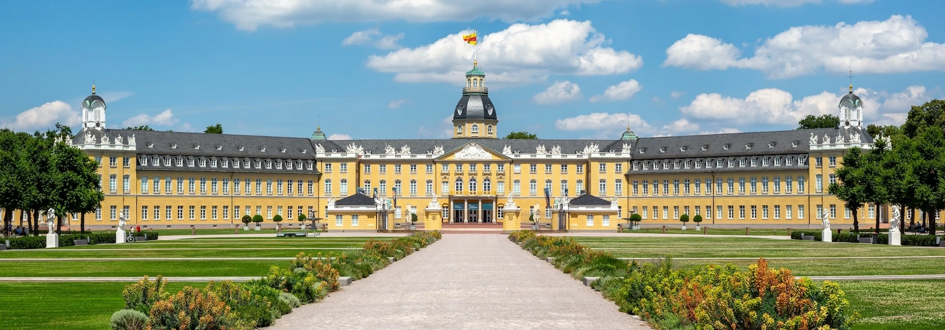 karlsruhe-castle-royal-palace-baroque-architecture-panorama-travel-germany_freepic-com